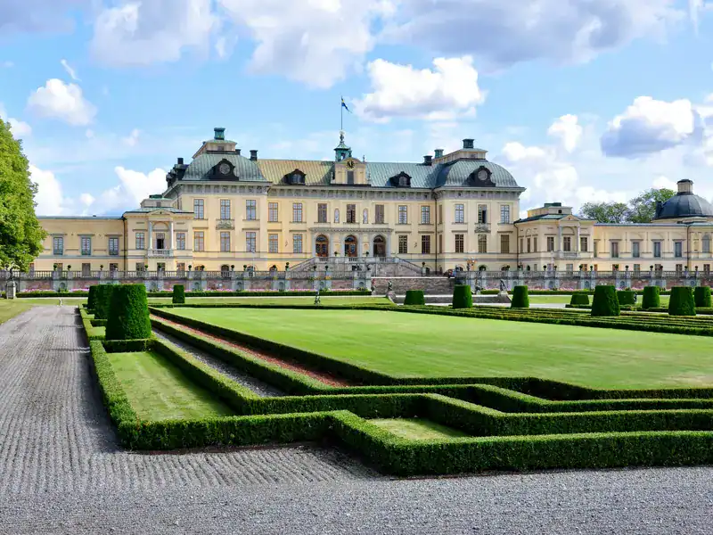 Schloss Drottningholm mit barockem Schlosspark westlich von Stockholm