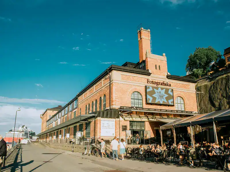Backsteinfassade des Fotografiska-Museums für zeitgenössische Fotografie am Stadsgården in Stockholm