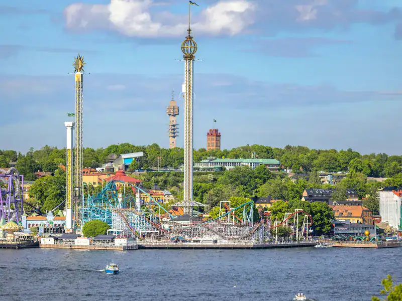 Fahrgeschäfte und Achterbahnen im Vergnügungspark Gröna Lund auf Djurgården, Stockholm