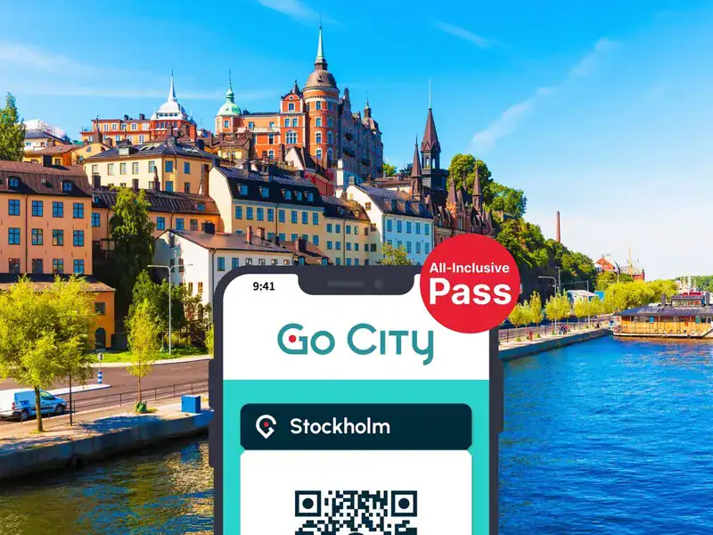 Stockholm All-Inclusive Pass in der Go City App, vor der Skyline von Stockholm