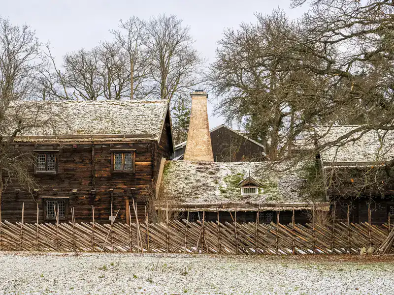 Historische Holzhäuser im Freilichtmuseum Skansen auf der Insel Djurgården in Stockholm