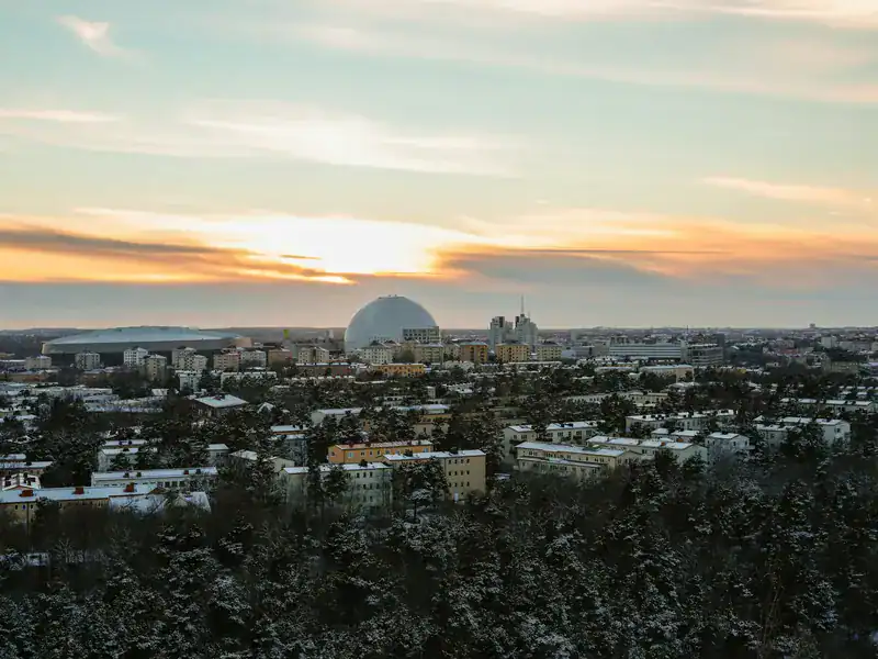 Die zwei Glaskugel-Gondeln des SkyView außen am Avicii-Arena-Stadion in Stockholm