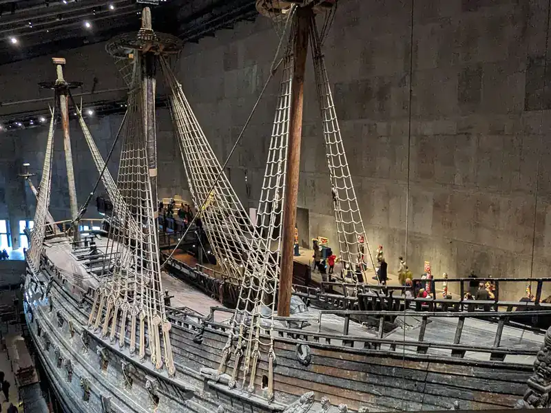 Das geborgene Kriegsschiff Vasa aus dem 17. Jahrhundert in der großen Halle des Vasa-Museums Stockholm