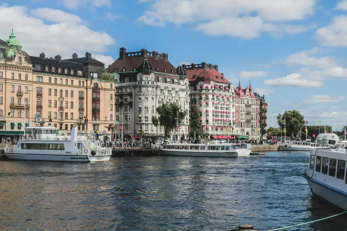 Ausflugsboot vor der Skyline von Stockholm mit Altstadt und Riddarholmskirche