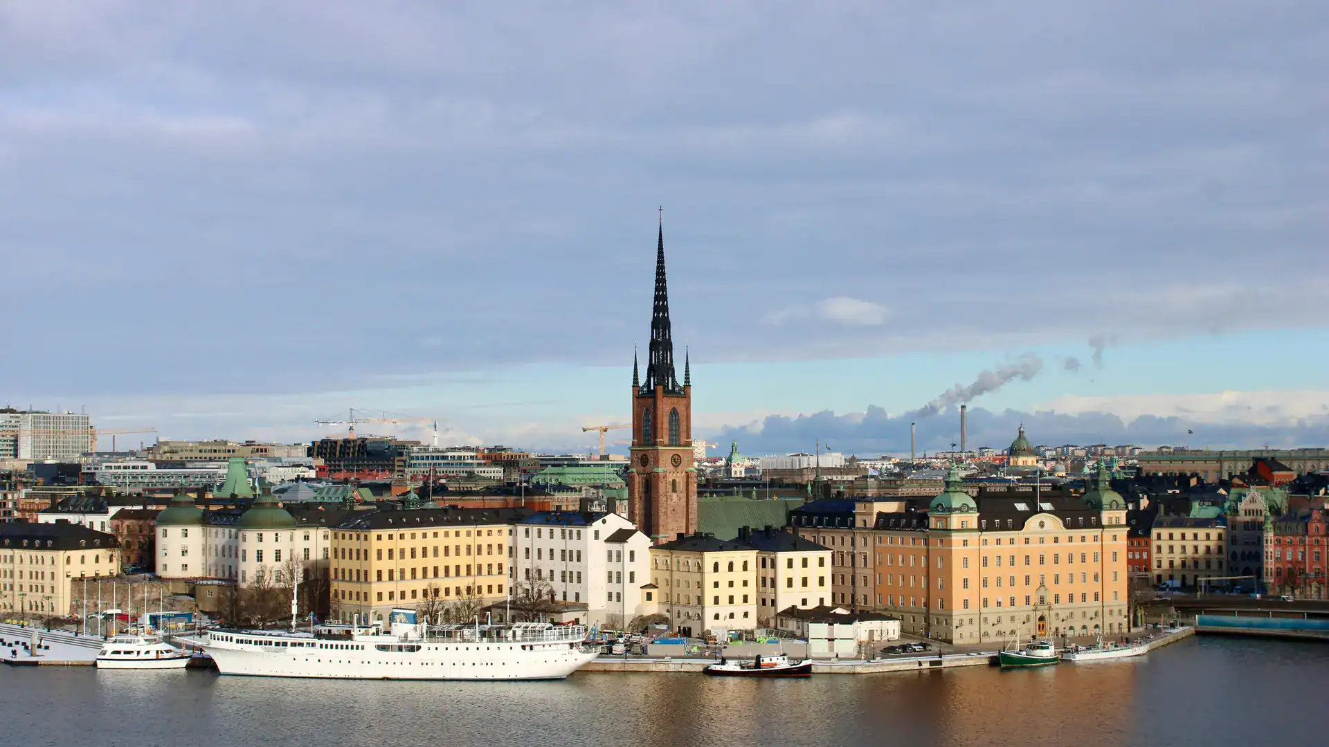 Skyline von Stockholm mit Altstadt Gamla Stan und dem Wasser des Riddarfjärden im Vordergrund